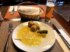 昨日は食べれなかったラクレットを求めてスイス料理店へ。

バルコニーは人がいっぱいだったので、屋内へ案内されましたが、中は誰もいませんでした。予約席を開けてくれました。５時くらいに行ったので、夕食時より少し早かったから入れたのかもしれません。
ラクレットとビールを一杯。ラクレットは目の前でチーズを削ぎ落としてくれるのかと思ってたら、この状態で出てきました。
これで14CHFほどでした。量的には少し物足りないですが、チーズが重いので、程よいくらいです。

宿に戻ると、後はぐっすりと眠りにつきました。
次の日、も天気が良かったので、他のルートへ行くことも考えましたが、また次の機会に残しておくことに。

コロナ禍とは言え、夏のZermattは大賑わいでした、