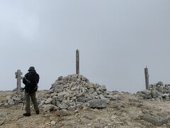 野口五郎岳山頂（2924ｍ）は強風&ガスの中。
多少なりとも展望のあった昨日のうちに登頂しておいてよかった。