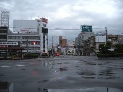 雨が降っていた早朝の松山駅前