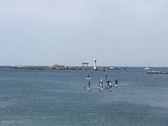 灯台の先にあるのが、鳥居が立っている島、名島（菜島）。