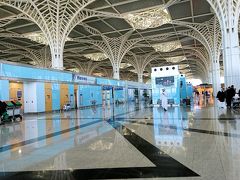 メディナ国際空港はこじんまりとした空港だが、巡礼時期になると巡礼専用のターミナルが使用されるそうだ。アライバルホールの傘のような柱はメディナの聖地、「預言者のモスク」の傘をイメージしている