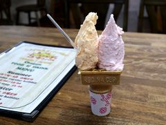 オーダーしたのは、メロンと桜餅のダブル450円
桜餅は某旅番組で人気だったんです！
今回は迷わずチョイス、そしてもう一つはメロンをチョイスしました。
では、いただきま～す♪
うん、うまか～(*´▽｀*)
桜餅、確かになかなかのお味です !(^^)!