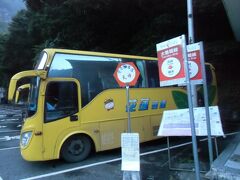 バス停が、昔からの花蓮客運手書きの時代物と、台湾好行バス（観光に使える路線バス）の新しめのバス停が並びますね。どちらも運行は花蓮客運。