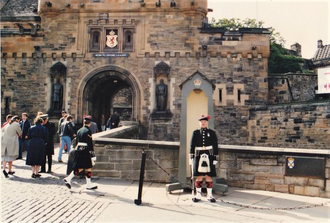 城内への入口。昼間の城内見物と夜のミリタリータトゥ公演とは二度来たのだろう。