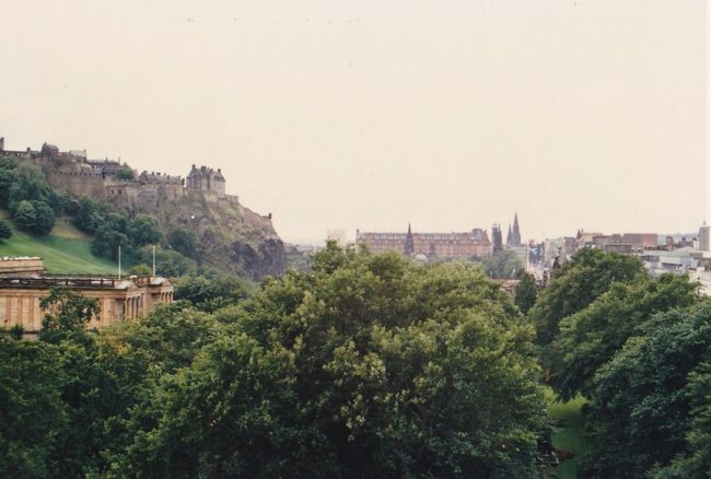 スコット記念塔<br />Scott Monument<br />から見下ろした眺め。<br /><br />エディンバラ城を見る