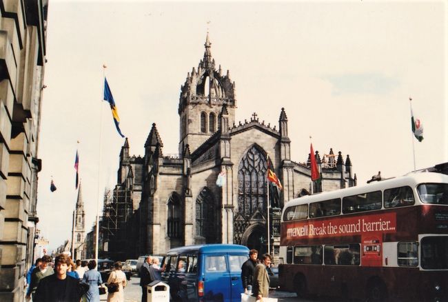 エディンバラ城の後ろ側にロイヤルマイルと呼ばれる長い道がある。その途中で目印になるセント・ジャイルズ大聖堂<br />St Giles&#39; Cathedral<br />