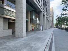 さて、午前中にお取り置きをお願いしておいたお店に向かいます。
御堂筋。休日なので閑散としています。