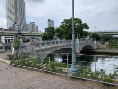 バラ園の中を通ります。春や秋だと薔薇がたくさん咲いて綺麗でしょうね。