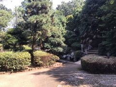 愛宕神社を囲んだ公園だと思っていた。
実際行ってみると神社はなかった。
上側、即ち市民会館やテニスコート側からいく道がわからず、適当に細い道があったので降りてみると変なところに見えないように入口があった。
全く不親切だ！