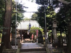 愛宕神社の正面の参道の石段の左隅に小さい祠があった。
