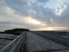 青島まで散歩しましょう。ホテルから１５分くらい。
この弥生橋を渡ると