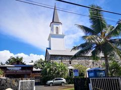 フリエ宮殿の向かいにあるモクアイカウア教会です。
1835年頃に建てられたハワイ最古のキリスト教の教会で、ハワイ諸島を代表する歴史的建造物です。
まぶしい白亜の外壁、青空に突き出たようにのびる尖塔が印象深いですね。
ここで挙式する日本人も多いらしいです。
残念ながら中には入れませんでした。
