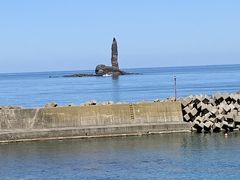 ローソク岩が見えてきました。
積丹半島の入口とも言える奇岩。
ここから美しい海岸線が続きます。
カブの運転にも慣れてきました。
調子に乗らずに安全運転でGO!

ちなみに80年前は今の2倍の太さだったとか…
波の浸食により、いつか折れてなくなってしまうそうです…。