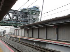 おおさか東線のJR淡路駅。
駅の新大阪寄りでは、阪急京都線の高架化工事が佳境を迎えています。