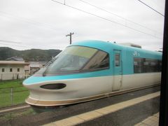 特急「くろしお5号」は、紀伊勝浦まであともう一息というところ、紀伊浦神駅で列車行き違い待ちのため停車。
反対方向の列車は新大阪駅行きの283系特急「くろしお24号」でした。
かつて、「オーシャンアロー」の愛称で親しまれた車輌です。