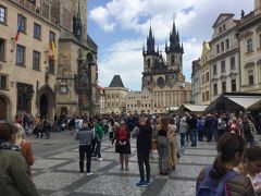 旧市街広場。
プラハの歴史上最も重要な広場とされる。広場のほぼ中央にヤン・フス像があり、その周りに旧市街市庁舎やティーン教会、聖ミクラ ーシュ教会、キンスキー宮殿等重厚で美しい建物が並んでいる。また有名な天文時計があり多くの人が集まっていた。

