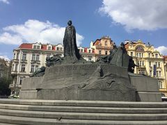ヤン・フス像。
チェコ出身の宗教思想家、宗教改革者でプロテスタント運動の先駆者となった。しかし、カトリック教会はヤン・フスを破門しその後、火刑に処された。石像は大きく迫力がある。