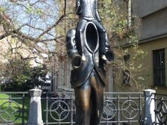 フランツ　カフカ像。
旧ユダヤ人地区のスペインシナゴークの横にある。
像は身体がなく服だけの大きな男が小さな男を肩車しているユニークなもので、プラハに生まれた作家フランツ・カフカをモティーフにしているとのことである。
