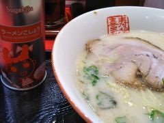 寿がきやで、〆のラーメンを。

「寿がきや」、北海道にないので一度食べて見たかったのです。
細麵が軽い感じで〆にはピッタリかも。

とはいっても、食べ過ぎは否めませんね。
旅に出ると、胃の容量が2倍3倍に膨らむという、旅のマジックあるあるなのでした（笑）