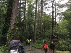 ここから先、明神→徳沢→横尾と3時間ほど歩いていく。まずは明神を目指します。