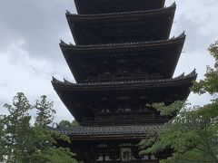 プライベートツアー最後の見学は重要文化財の五重塔。
京都で一番高い場所に建っている五重塔なんだとか。
…こじつけみたいな1番…京都は五重塔いっぱいあるからね…。
