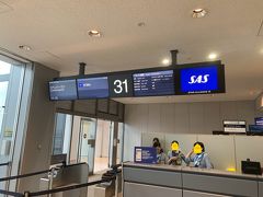 成田空港発スカンジナビア航空のSK984便でコペンハーゲンに向かいます。出発は25分ほど遅延。