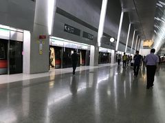 空港駅に到着しました。（S$1.80）
運賃…往路と値段違うんですよね…。早朝割引みたいなのがあるらしいのですが、どこかで記録をミスっている可能性は大いにあります。なにせ改札を通る時の一瞬しか見られない上に、立ち止まれる場所に移動してからスマホに入力してるので。