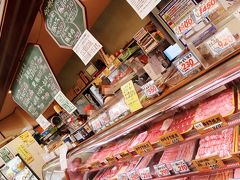 横浜に向かう前に、箱根でお買い上げ♪
相原精肉店のローストビーフは絶品なんだよねー♪♪
100g1450円のローストビーフと920円のローストビーフ。迷いに迷って、どちらも買っちゃった（笑）今夜が楽しみだわー。
ただ手切りなんだけれど、店員のお姉さんが、切るのがめっちゃ下手で…
ローストビーフというよりもステーキみたいに切ってくれて、結果5枚で9000円のお買い上げ（笑）
ビックリした～。

横浜編に続きます♪