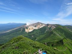 富良野岳山頂から十勝岳方面の景色♪左奥には大雪山の旭岳が見えました。