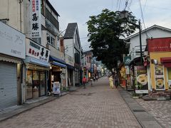 食後は旧軽井沢銀座へ。
といっても18時過ぎなのでほとんどの店はシャッターを下ろしていて人通りもまばらです。夫はコロナの影響で閉店してしまったのでは？と心配していました。翌日出直して確認してみます。