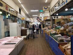 札幌2日目です。
早朝、札幌場外市場のすぐ近くにある「さっぽろ朝市」にやってきました。
ここは朝5時から11時までしかやっていません。

お目当ては「毛・ガ・ニ」(＊＾＾＊)

札幌旅行の最後にいつもここで海鮮物買って帰るのですが、今回はアパートに滞在しているので、アパートで食べる毛ガニを求めにきました。