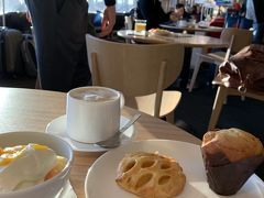 ヨーグルトもたっぷり食べました。
この後の機内食は、ランチに回して貰おうと思ってたので。