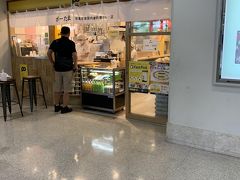 前回に続き、ブランチにこちらでスパムおにぎりを購入

感染対策はバッチリ、イートインは中止されています。

こちらも蜜はできていません。