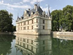 3つ目のお城は
アゼ＝ル＝リドー城（Azay-le-Rideau）

これまたウェキペディアからの転用です（笑）

1518年から1527年にかけて建設された、ごく初期のフランス・ルネサンス様式の城の一つである。アンドル川の中州に建てられ、城の基礎部分は直接水の中に建築されている。 