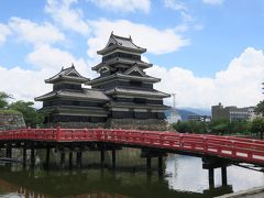 長野県に入ると急に晴天。岐阜県とえらい違いです。今日は松本の二大国宝を鑑賞。まずは、松本城。本当に美しいお城です。