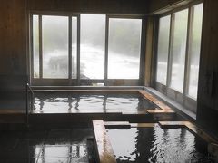 槍見館の朝。早起きして、内湯を堪能です。こちらからも川がよく見えます。気持ちいいですね。