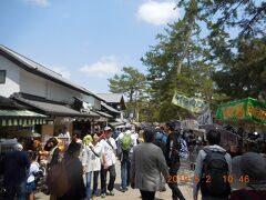 出発して2時間半程で最初の目的地、奈良公園に到着。GWなので混雑してます。