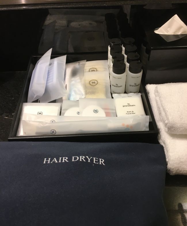 アメニティです。<br />ハブラシ・ヒゲソリ・ヘアブラシ・クシ・コットンセット・シャワーキャップ・石鹸・バスザイム・シャンプー・リンス・シャワージェル・バスタオル・フェイスタオル・ウォッシュタオル・ナイトウェア・パイルスリッパ<br />スリッパは使い捨てのペラペラでした。