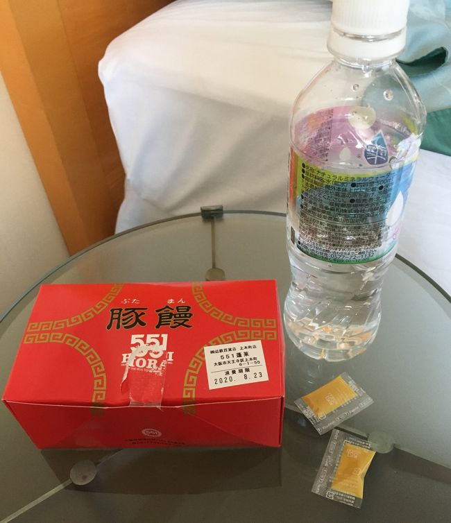 レイトチェックアウトまでのんびりします。<br />ホテルの横が近鉄百貨店です。<br />お昼ご飯を買い出しに行ってきました。