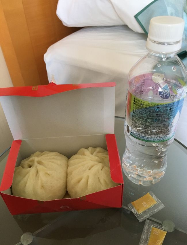 私の選んだのはもちろん蓬莱の豚まん<br />美味しかったです。