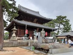 ７５番善通寺は空海にかかわる三大総本山の一つです。残りの２つは高野山、京都の東寺です。東西二つの院に大きく重厚な建物が広い敷地に並んでいます。東に本堂、金堂、西に大師堂があります。