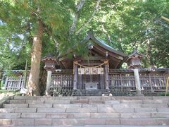 四社巡りのスタートは上社前宮からです。前宮拝殿そばの駐車場に車を置いて境内を歩きました。以前、前宮の建御柱を見た時を思い出しました。平日朝の拝殿に神主さんが参拝にやってきました。