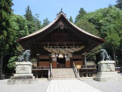 鳥居をくぐると正面に立派な神楽殿と、日本一の大きさと言われる青銅製の狛犬が出迎えてくれます。