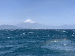 さらば！静岡！と言いながらも行きつく先は沼津港。
静岡広し。
それにしてもこの日は風が強くてフェリー大揺れでめちゃくちゃ怖かった！
フェリーの波しぶきに虹。そして富士山。
最高の景色もへっぴり腰で写真におさめました。