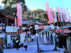 1月3日。初詣を兼ねてのお出かけ。
って、いきなり暗めの写真で(汗)。
熊本城稲荷神社です。

ここも城内と言える場所ですが、道路に
面してお城に隣接したように見える位置
関係なので、熊本城に入場しなくても
参拝できます。

午後3時を回って、空いた時間帯かと
思ったら、行列ができていました。

皆、考えることは同じ？(^^ゞ