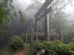 南海高野線が開通するまでの高野山お参りのメインルートでした。この鳥居は弘法大師が作った鳥居だそうです。