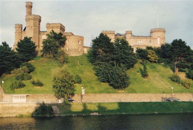 スコットランドのインヴァネス。<br /><br />この前に、エディンバラとスコッチウィスキーの故郷の写真が入るが、既に旅行記作成済み。