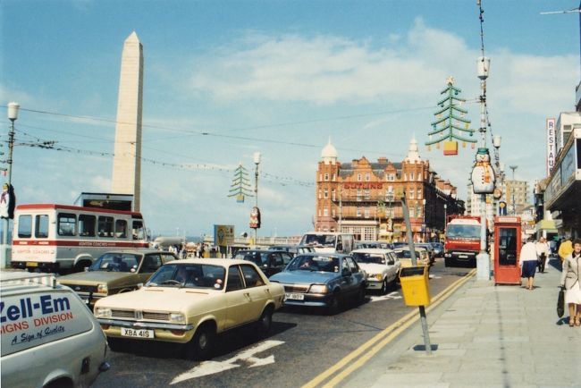 ブラックプール<br /><br />塔はWorld War Memorial.<br />ここはNorth Pierで、ブラックプール北駅から近いところ。Preston駅から<br />乗り換えてきた。