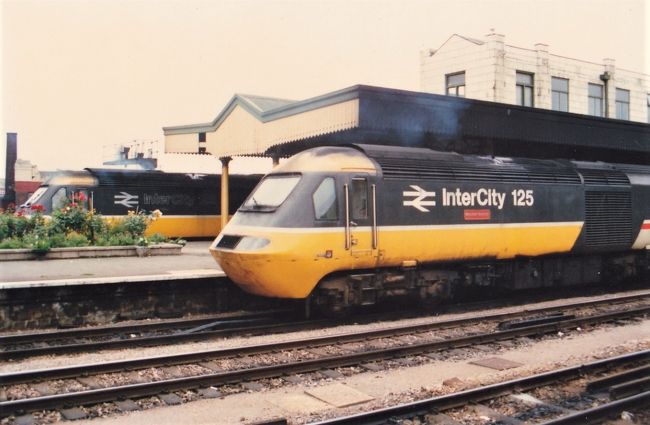 当時写した列車の写真は少ない。<br /><br />これはどこの駅だったか不明。<br /><br />なお、近年は山口県下松市の日立で製造した列車が英国ではまとめて採用されつつある。乗りに行きたいところだが。。。どなたか、このフォートラでも既に乗車体験を披露しておられるだろうか？