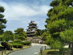 松本といえば、まずは国宝松本城でしょう。
天守閣へ上がりますが、ここの階段の急なことったら！
滑り落ちたら大けが間違いないです。
松本城は、足腰しっかりしてるうちに行かれたほうが良いかと思います。
（余計なお世話か…）